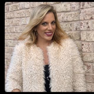Holly McCusker, dating coach